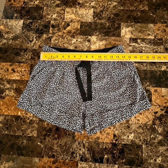 LULULEMON spring break away 3” short Black and White mosaic size 6 EUC - Picture 4 of 11